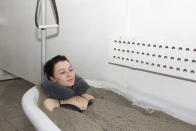 Dūņu vannas medicīnas sanatorijā atvieglos iekaisumu un paātrinās audu atjaunošanos krūšu kurvja osteohondrozes gadījumā