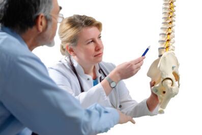 Ārsts konsultē pacientu par mugurkaula krūšu kurvja osteohondrozes pazīmēm